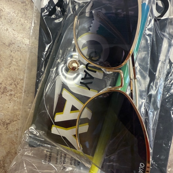 New Quay, dusk to Dawn gold sunglasses - Picture 2 of 4